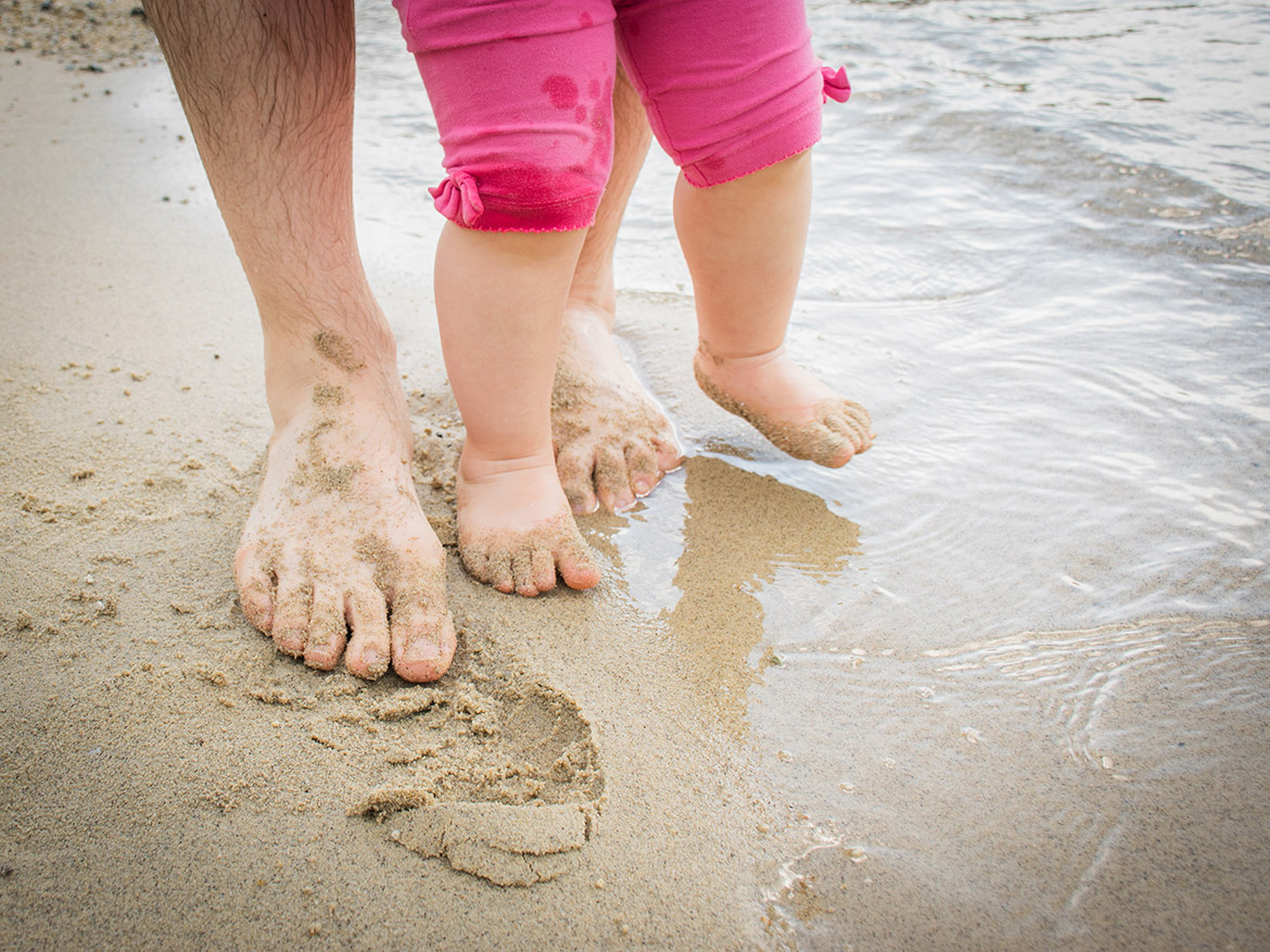 people&baby – pieds de bébé et de son papa sur la plage