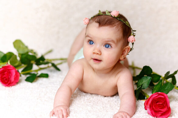 people&baby – bébé avec une couronne de fleurs